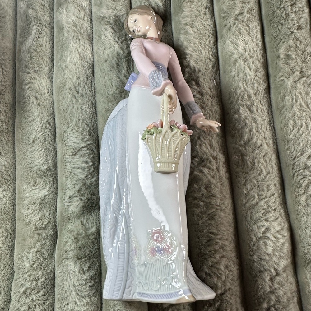 Lladro Porcelain Lady Figurine with Basket - Picture 9 of 9